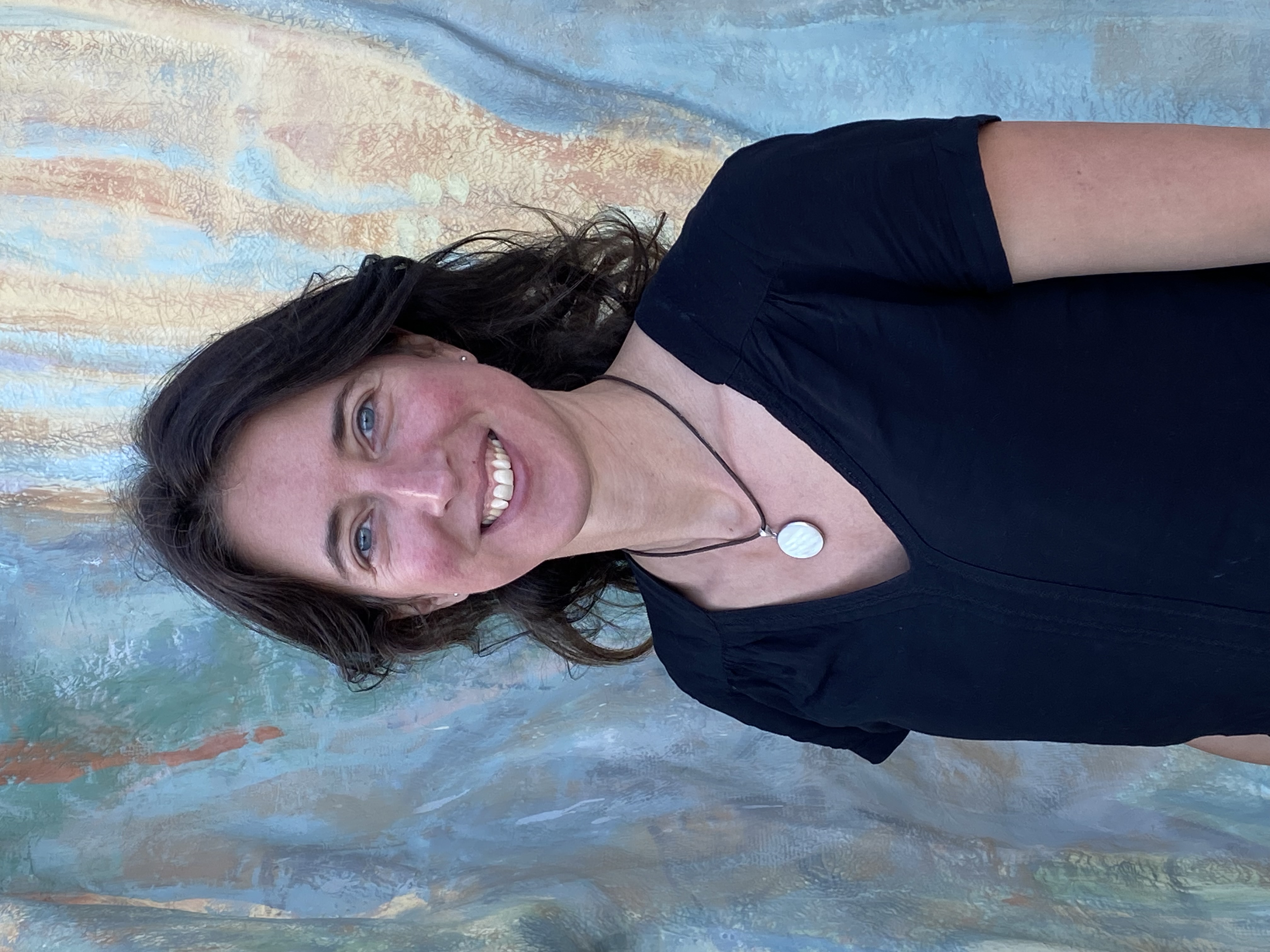 Portrait d’Agnès de Ryckel, illustratrice belge, auteure et traductrice de livres jeunesse